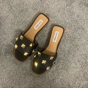 NWOT STEVE MADDEN Black and Gold Studded Sandals